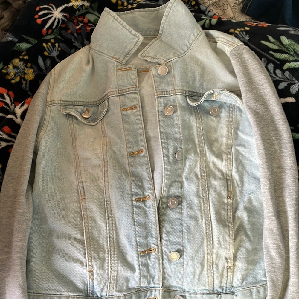 Selling denim jacket. Size medium can fit a small